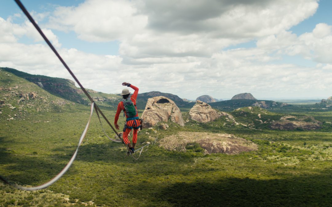 TINHA UMA PEDRA NO CAMINHO